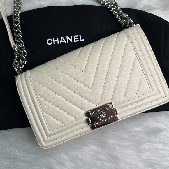 CHANEL WHITE Chevron Flap Bag Yes!!! White!!  Silver Chain - Picture 2 of 13